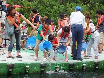 阿木川サマーフェスティバル（魚の放流）